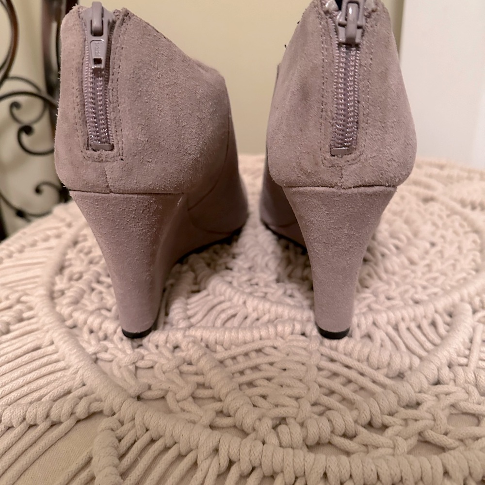 New never worn size 10 suede wedge booties